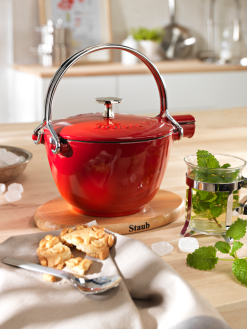 Staub Teekanne Und Wasserkessel Aus Gusseisen In Graphitgrau 5 Staub Teekanne Und Wasserkessel Aus Gusseisen In Graphitgrau -Kaffee Espresso Verkäufe 10830 rgb 300dpi neu 1 l