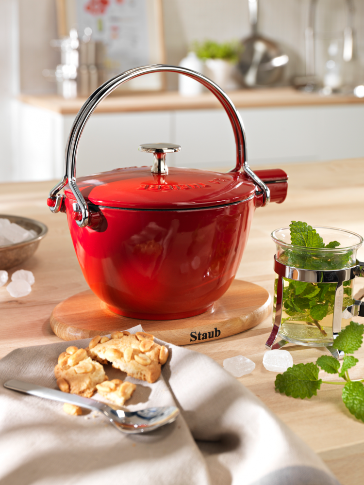 Staub Teekanne Und Wasserkessel Aus Gusseisen In Graphitgrau 3 Staub Teekanne Und Wasserkessel Aus Gusseisen In Graphitgrau – Bild 3