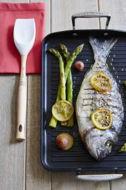 Le Creuset Aluminium-Antihaft-Grillplatte Mit Rillen -Kaffee Espresso Verkäufe 96700334000000 Aluminium Grillplatte mit Rillen 34x25cm 3 l